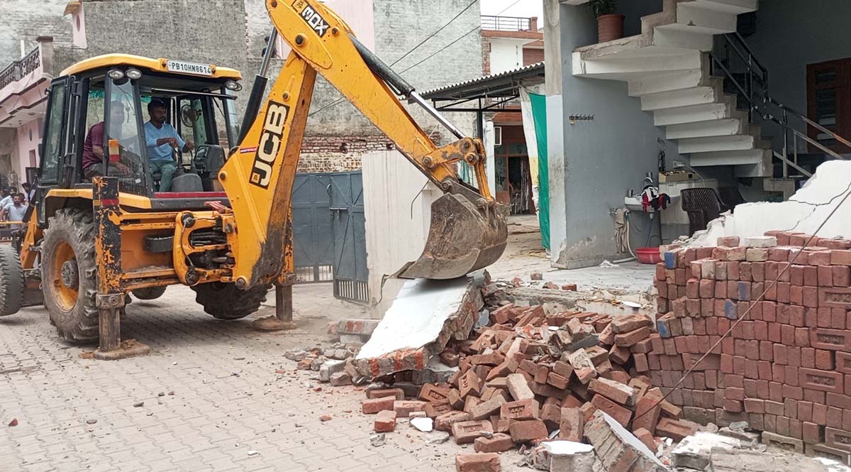 Bulldozer runs on the house of a drug smuggler in Banur.